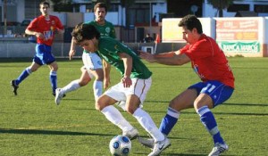 Portmany y Luchador, primero y segundo en la Liga Interpueblos, tendrán la ventaja de jugar cuatro partidos en el campo que comparten. JUAN A. RIERA