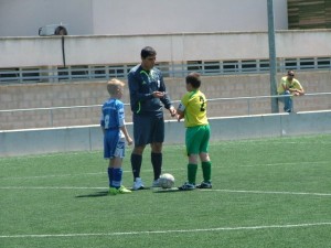 El árbitro con los capitanes al inicio del partido