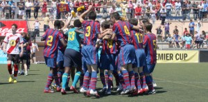 Los jugadores del Barça festejaron ayer su triunfo en la final de la Nike Premier Cup.  JUAN A. RIERA