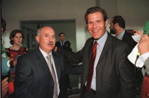  Llorenç Serra Ferrer y Mateu Alemany se saludan durante un acto en una imagen retrospectiva. 30-10-2000 | T. Montserrat