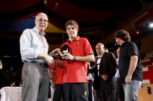  Pere Comas, director de Ultima Hora, entrega el trofeo al capitán del Mallorca Juvenil. 26-06-2010 | T. Ayuga