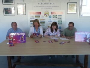 El presidente del club Mingo Martí y la presidenta de ACOFE Isabel Mercadal en la presentacoón de la tarjeta del Ferreries