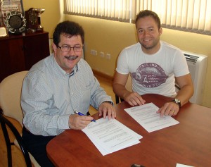 Miguel Jaume y Paulinho en el momento de la firma de su renovación