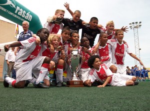 El Ajax posa con la Copa.