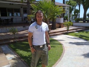 El jugador del Sevilla Diego Capel posa en los exteriores del hotel en el que se aloja con motivo de su visita a Ibiza.  D.I. 
