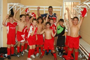 El Jesús B benjamín celebró su título.  LUIS HERRERA 