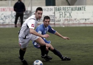  Berto conduce el balón en el partido entre la Peña y el Arenal de la pasada temporada. 22-02-2010 | P. Pellicer