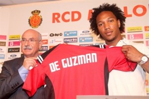 De Guzman luciendo la camiseta del RCD Mallorca