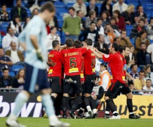 Los jugadores del Mallorca se felicitan tras marcar al equipo sueco del Djurgadens 