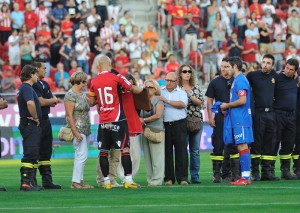 Nunes ha entregado a la viuda de Alex una camiseta firmada por todos los futbolistas y una placa en memoria del bombero fallecido