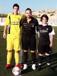 ARBITRO CLINICA El árbitro con los capitanes del partido Montuiri-La Unión