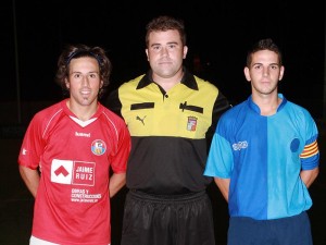 CO El colegiado con los capaitanes del partido Espanya-Ferrilense