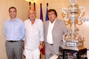 José Hila,Jaume Cladera, Miquel Bestard junto al XXXV Trofeo Ciutat de Palma