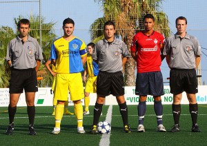 El trio arbitral con los capitanes del encuentro