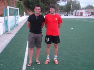 Javier Lirola con el coordinador del club.Foto Peña Arrabal