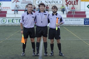 El trio arbitral del partido