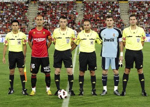 El trio arbitral con los capitanes del partido