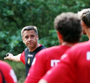 Pep Alomar da instrucciones a jugadores del Real Mallorca durante un entrenamiento.  Foto: T. Shimada