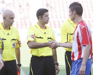Sureda Cuenca saluda a un jugador del Girona en su debut como árbitro de Segunda A.  Foto: Diari de Girona