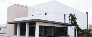 Vista frontal del nuevo edificio de dos plantas que se ha construido junto al campo de fútbol de Puig d´en Valls.