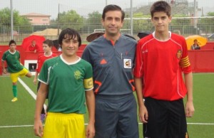 El colegiado con los capitanes del partido